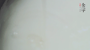 將浸泡了30分鐘的米放入電飯煲中，在水中加入半勺油。