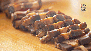 金字醬肉切片。