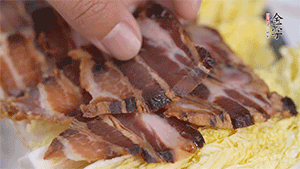 依次擺放娃娃菜和醬肉。