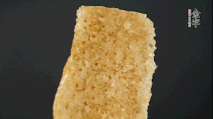 油炸豬皮冷水泡發(fā)，切成菱形。