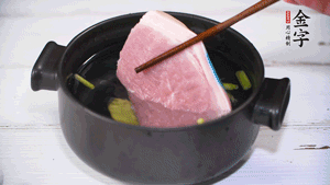 整塊豬肉，加蔥、姜片、料酒焯水。