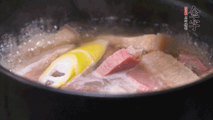 火肉、豬肉加料酒、清水大火煮開后，加入春筍小火慢燉40分鐘，出鍋前撒蔥花即可。