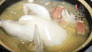 煮沸時(shí)加入蟲草花、香菇、紅棗，以料酒調(diào)味繼續(xù)小火燉煮1小時(shí)左右。