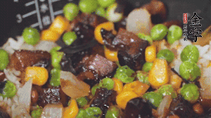 出鍋前加蠔油、生抽調(diào)味，撒點(diǎn)熟白芝麻即可。