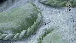 【制作】2.蒸架上墊浸濕的屜布，再放上清明果，大火蒸10~15分鐘，完成，出鍋啦！
