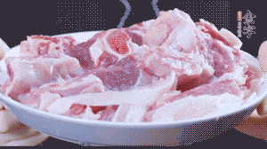 新鮮羊肉冷水入鍋，加姜片、清水焯水，除去血沫。