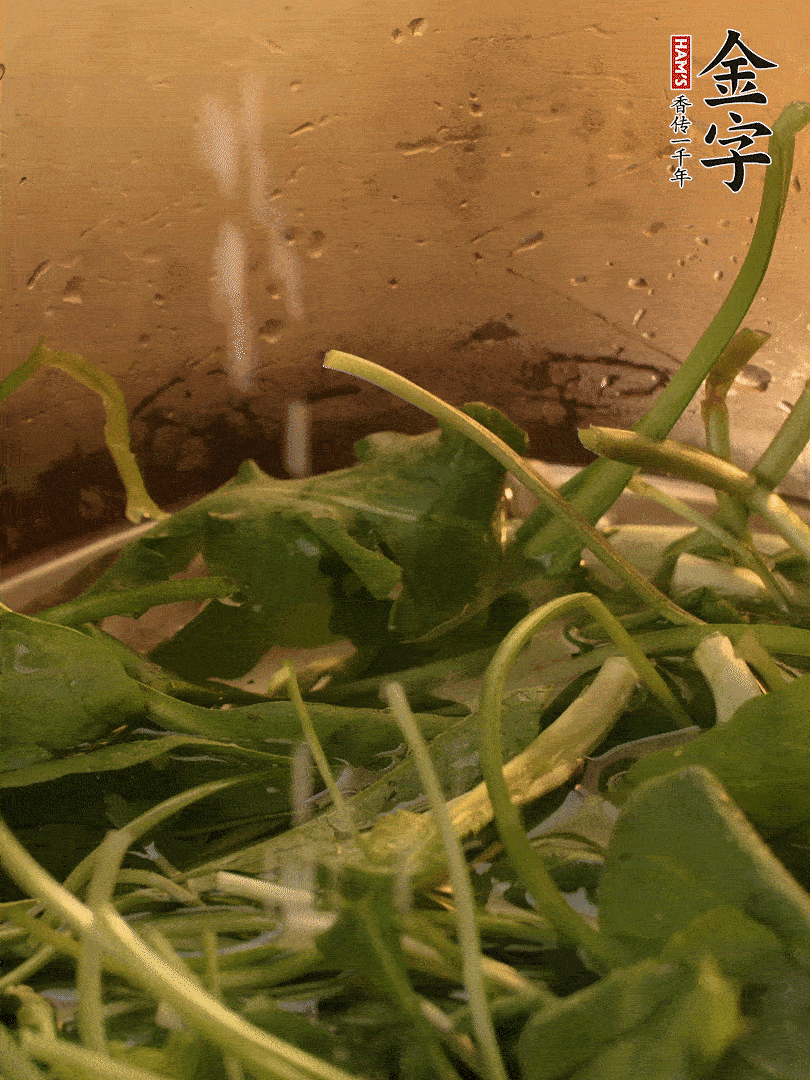 薺菜去掉根部，加小蘇打、鹽熱水沸騰燙軟。