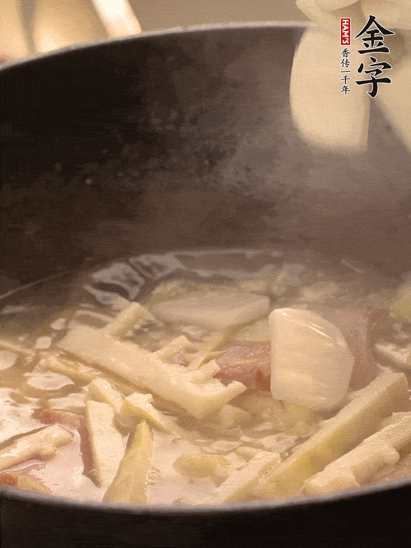 加一點(diǎn)開水后，放年糕燜2分鐘至軟。