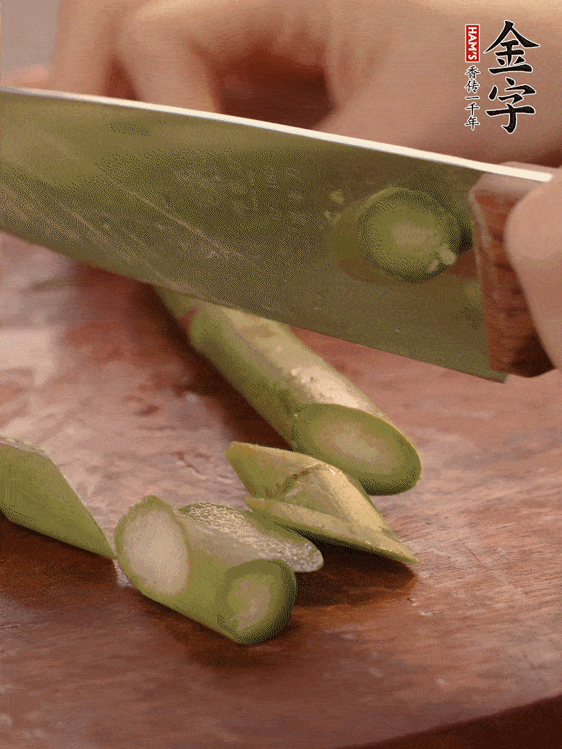 蘆筍去掉底部老的部分，斜切成段。白玉菇去掉根部，日本豆腐切成圓厚片。