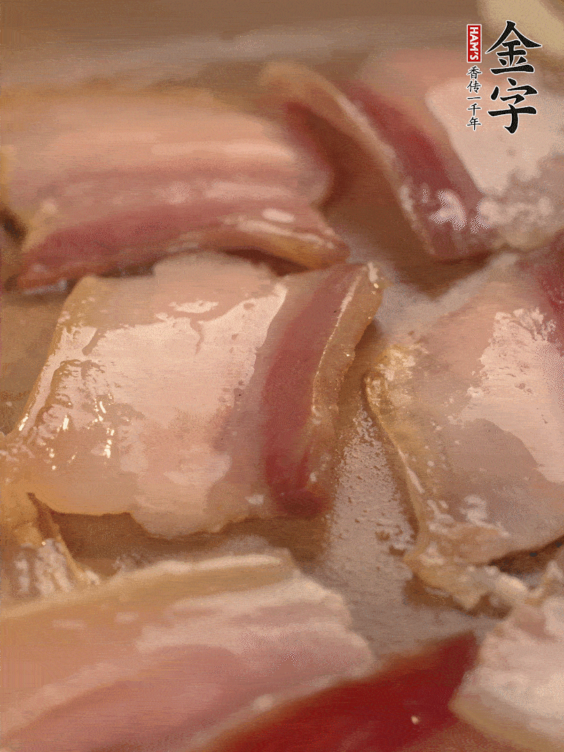 鍋中熱油煸香大蒜、咸肉。