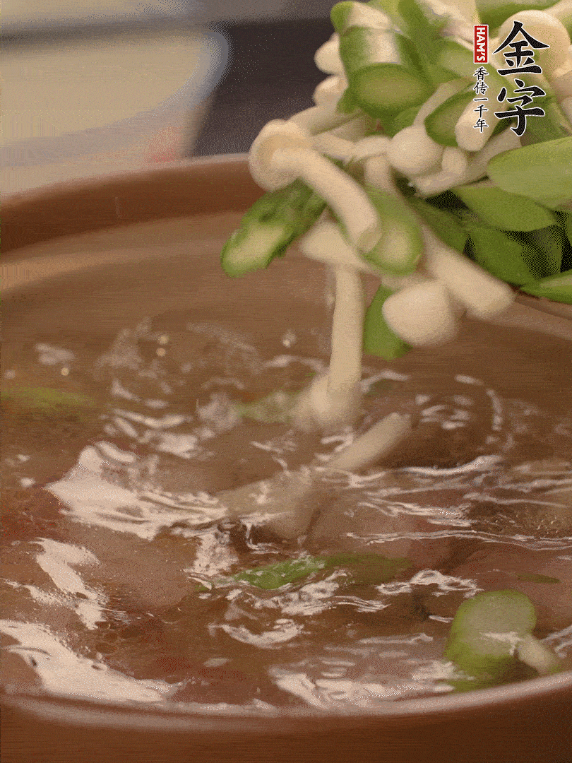 咸肉肥肉部分變透明時(shí)，加清水，放蘆筍、白玉菇大火煮開(kāi)。