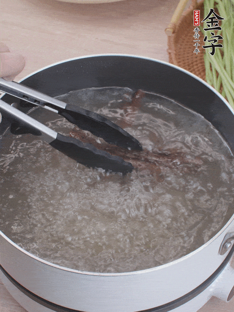 金字醬油肉下鍋煮10分鐘，切薄片。