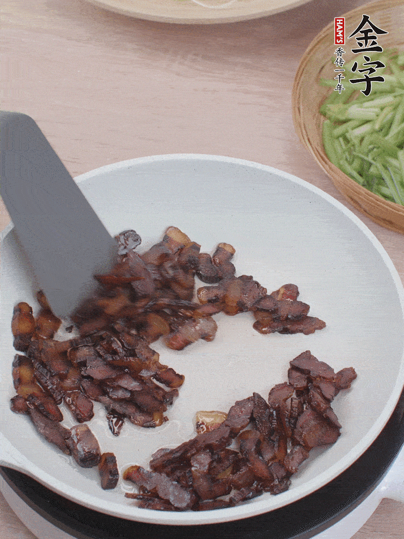 起鍋熱油，煸香醬油肉。