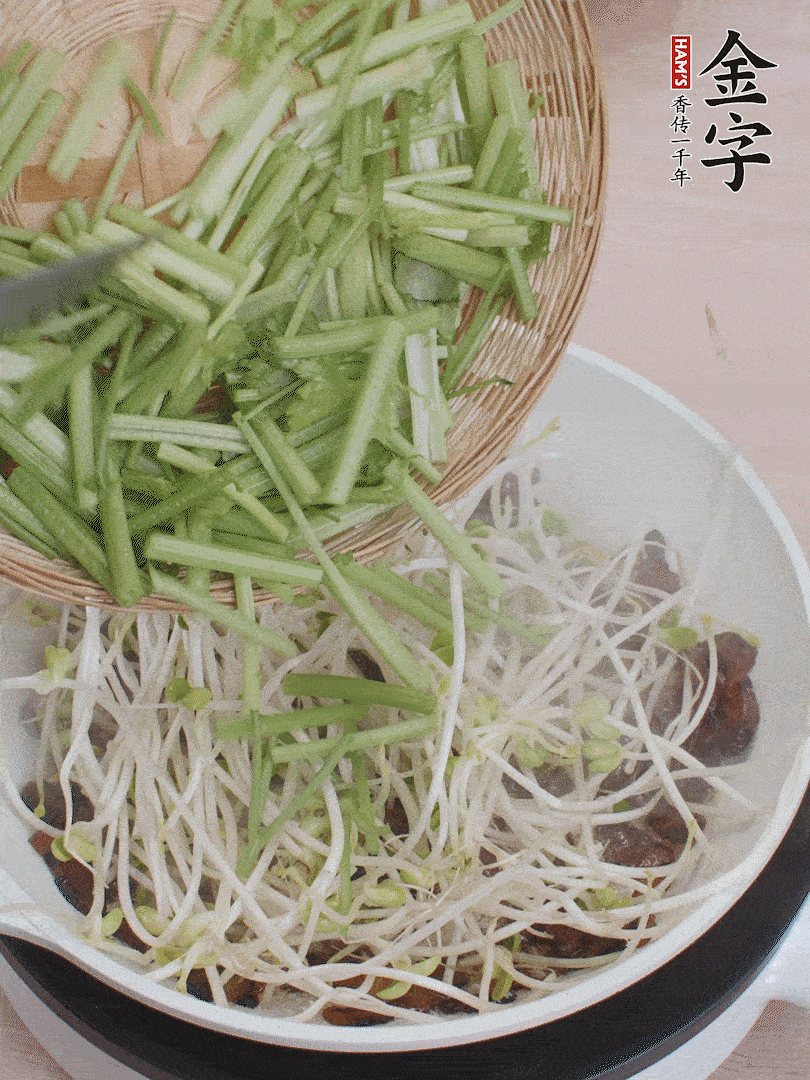 下豆芽、香芹翻炒均勻。