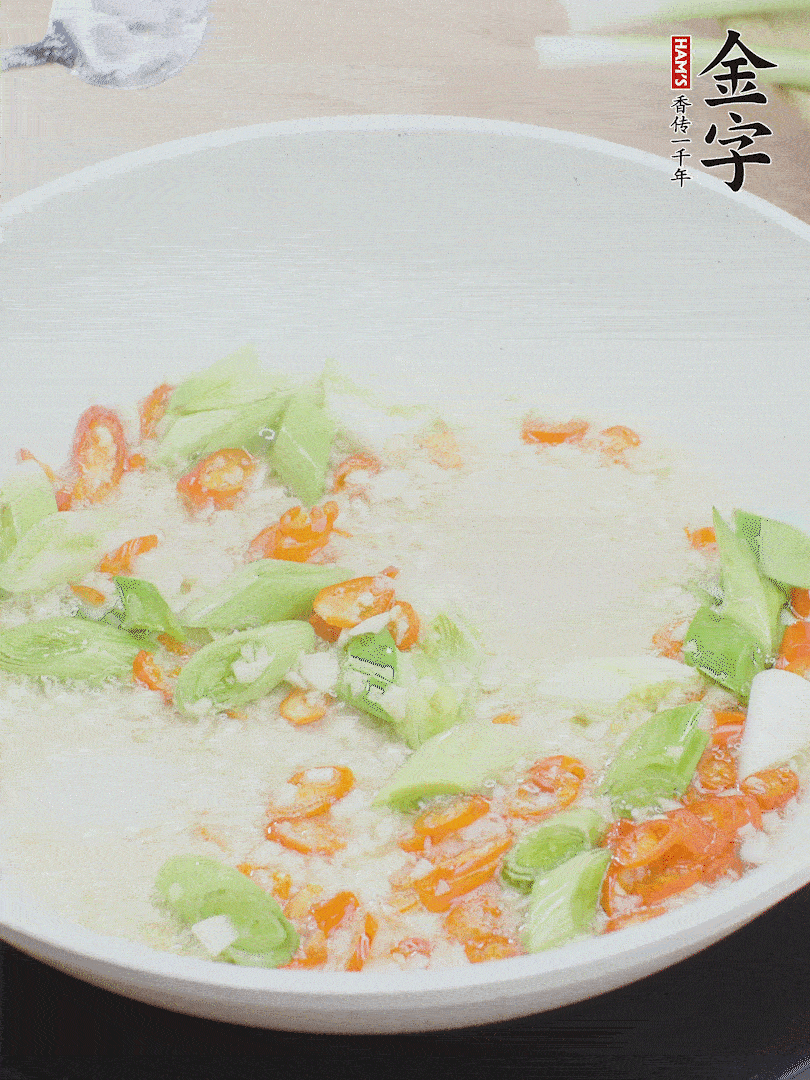 油5成熱時，下蒜末、辣椒、蒜白煸炒。
