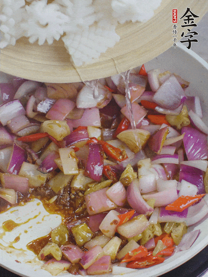 下魷魚(yú)花，2勺料酒炒勻。