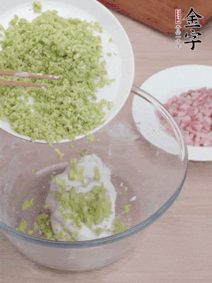 糯米粉邊揉邊加水，成團后揉進蠶豆、咸肉。
