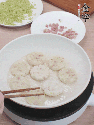 鍋中涼油，慢煎至兩面有脆殼。（油可以多一點）