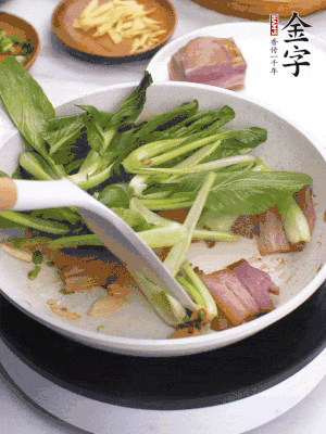 下小青菜翻炒，菜梆子變軟時(shí)，撒一點(diǎn)鹽、雞精調(diào)味。