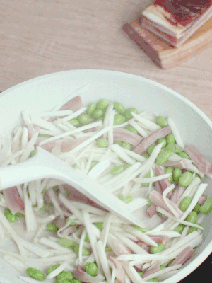 下茭白絲、青豆翻炒。