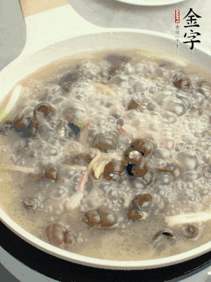 放辣椒，加一點(diǎn)鹽、糖，大火翻炒。