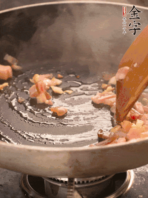 熱油爆香大蒜粒，煸香咸肉丁，淋一勺黃酒調(diào)味。