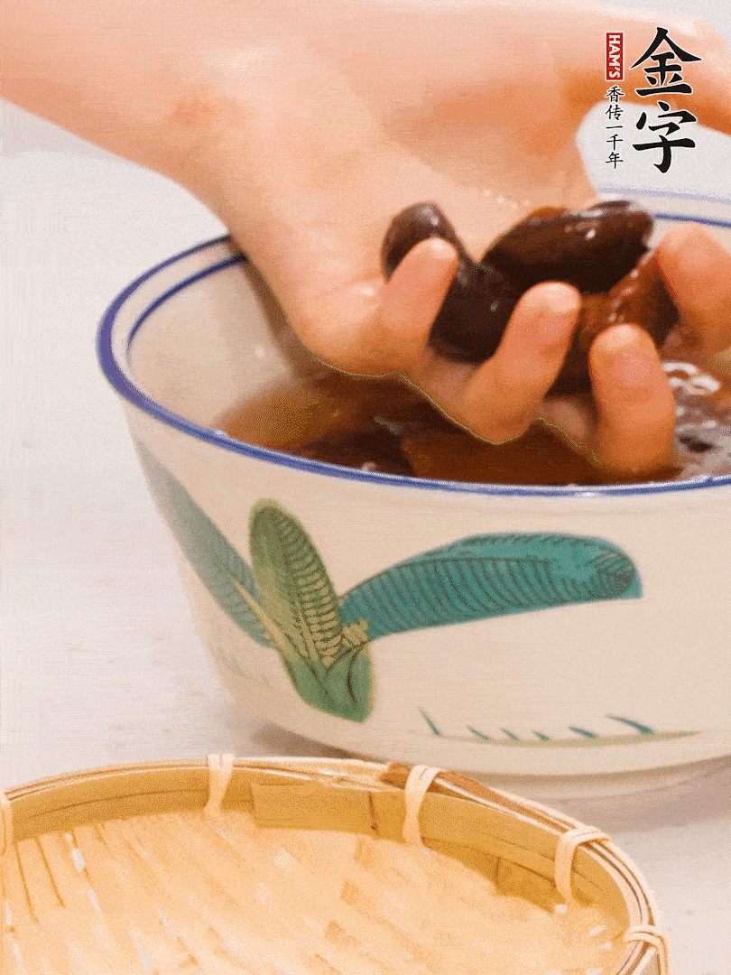 干香菇提前泡發(fā)切片，泡香菇水留著備用。