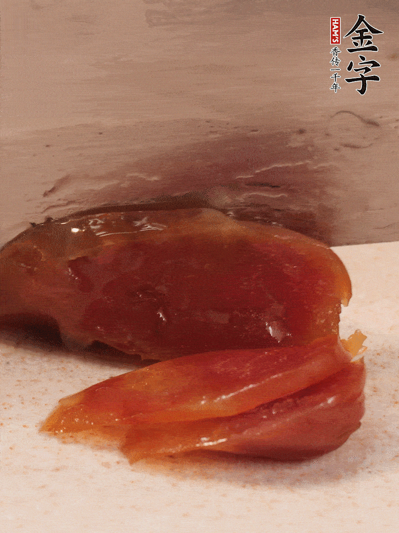 臘腸煮熟后，切薄片