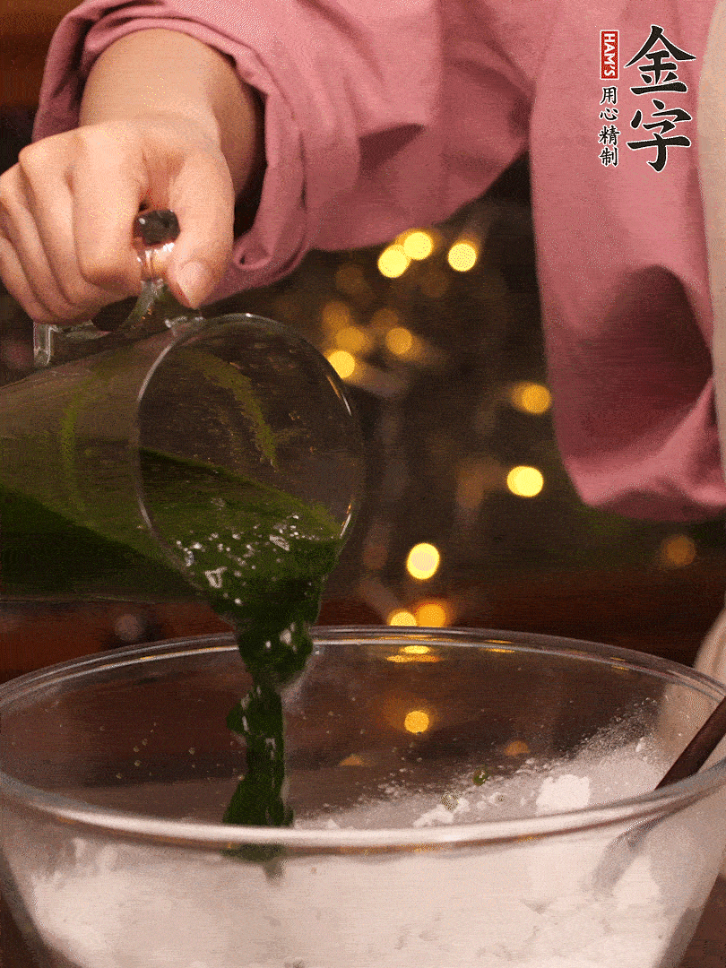 清明粿粉，分次加艾草泥，加點(diǎn)油揉2分鐘