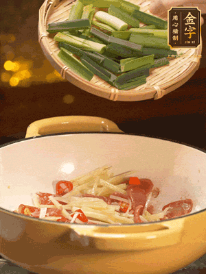 接著放蒜葉，來一點鹽，一點醬油調(diào)味翻勻