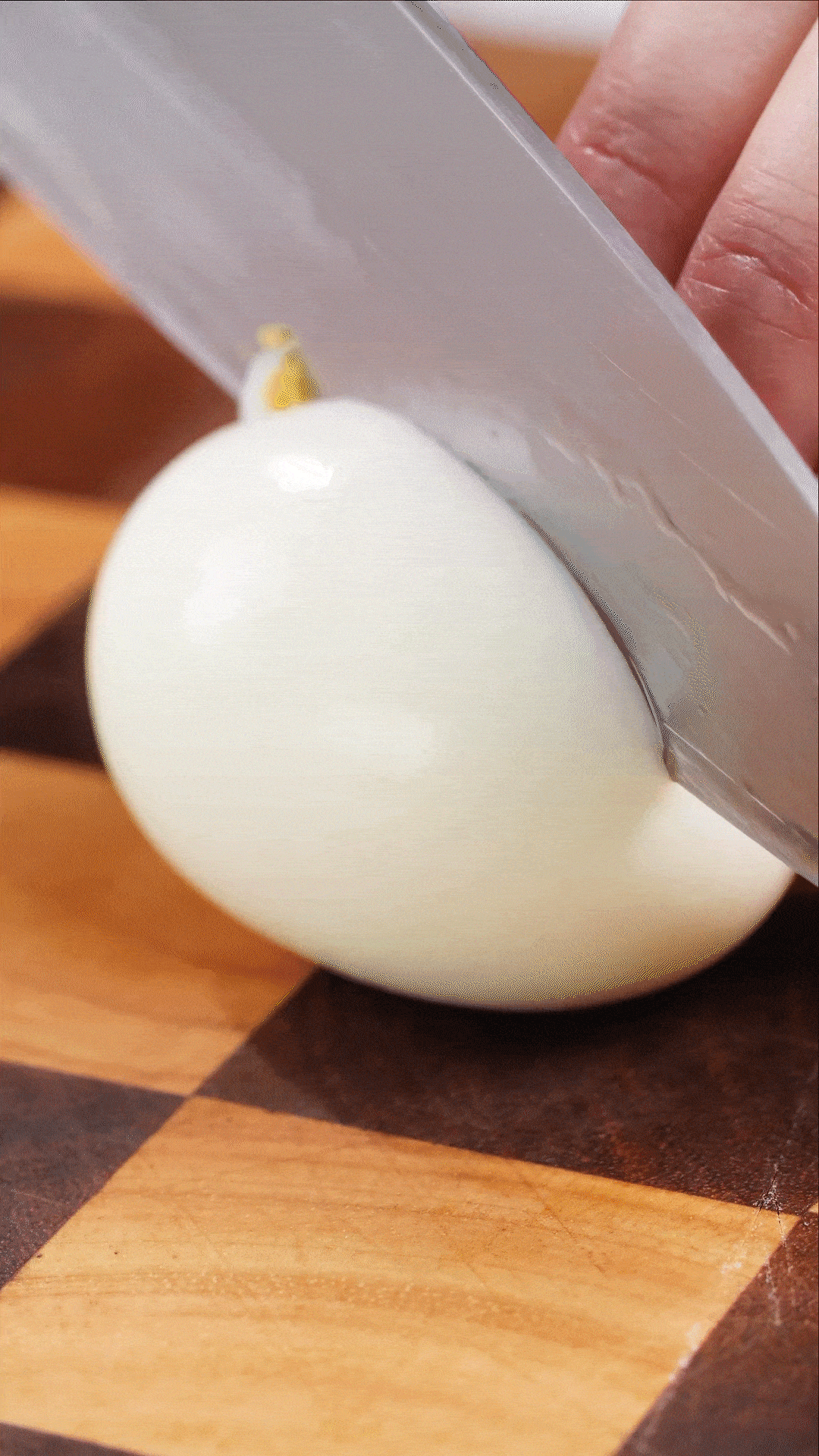 雞蛋煮熟，改刀備用