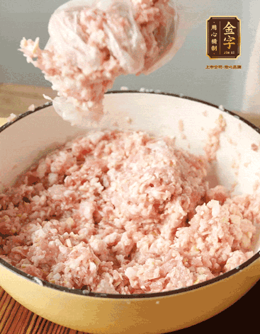 肉丁、咸肉丁、一丟丟鹽、料酒拌勻，反復(fù)摔打上勁。接著加入1兩蔥姜水，反復(fù)拌勻摔打上勁。前后共加3遍。3遍后筍丁，接著反復(fù)摔打上勁。最后加入1個蛋清、3茶匙生粉拌勻摔打上勁