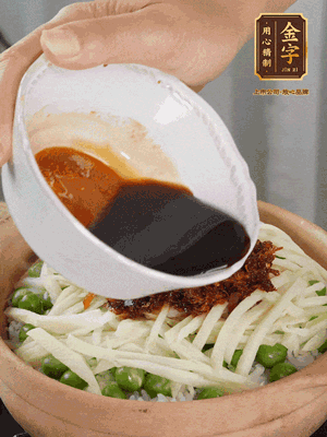 繼續(xù)小火燜3分鐘，淋上XO醬攪拌均勻。
